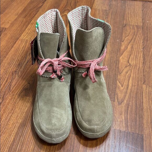 Sanuk Brown Ankle Boots with Pink Laces - Picture 2 of 11